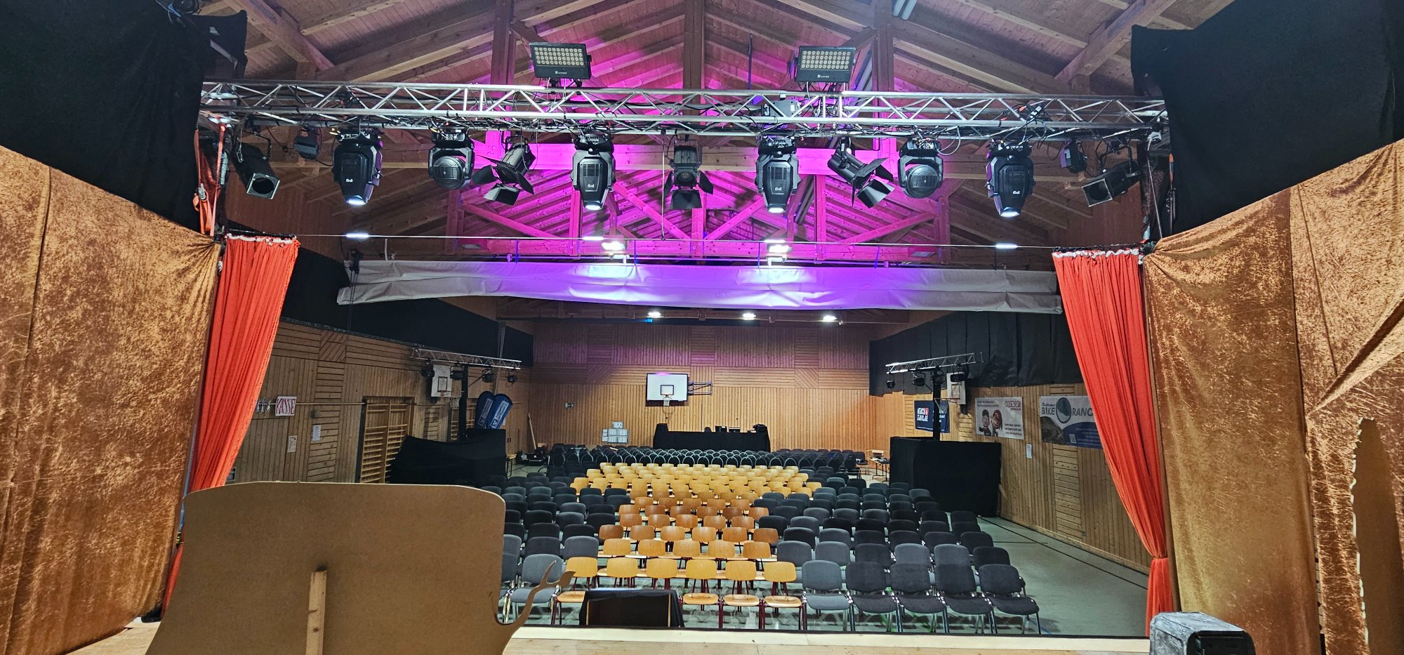 FF Event – Bühne mit Moving Heads und Lichttechnik